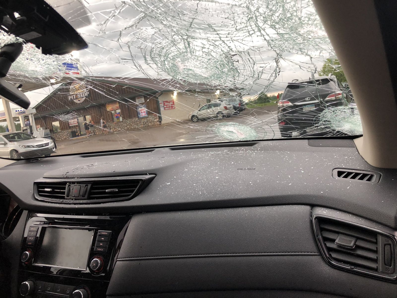 Величезний град пошкодив автомобілі. Фото: Meteorologist Jenna Lake у Twitter