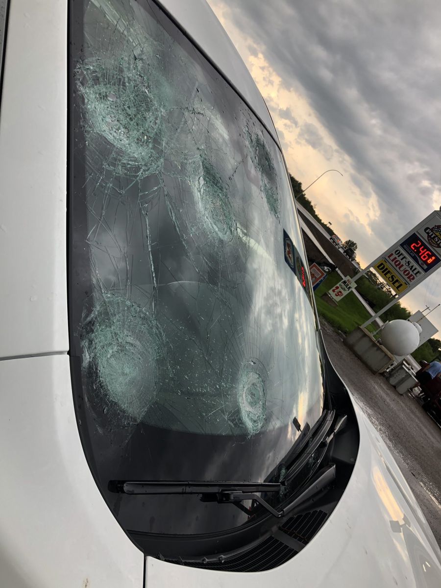 Величезний град пошкодив автомобілі. Фото: Meteorologist Jenna Lake у Twitter