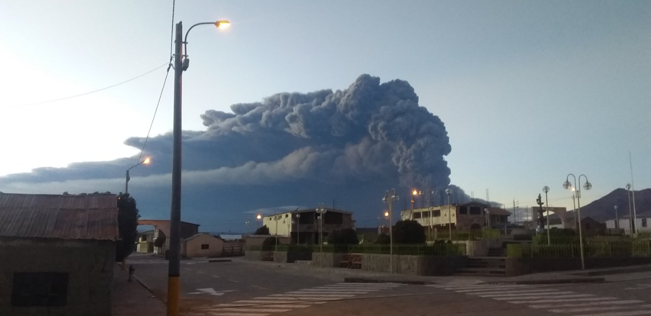 Вулкан Убинас проснулся в Перу. Фото: Instituto Geofísico del Perú в Twitter