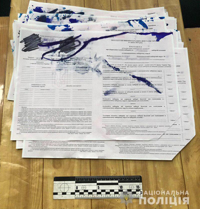 Выборы в Раду: в Бахмуте члены комиссии облили чернилами протоколы, чтобы скрыть нарушения, фото — Нацполиция
