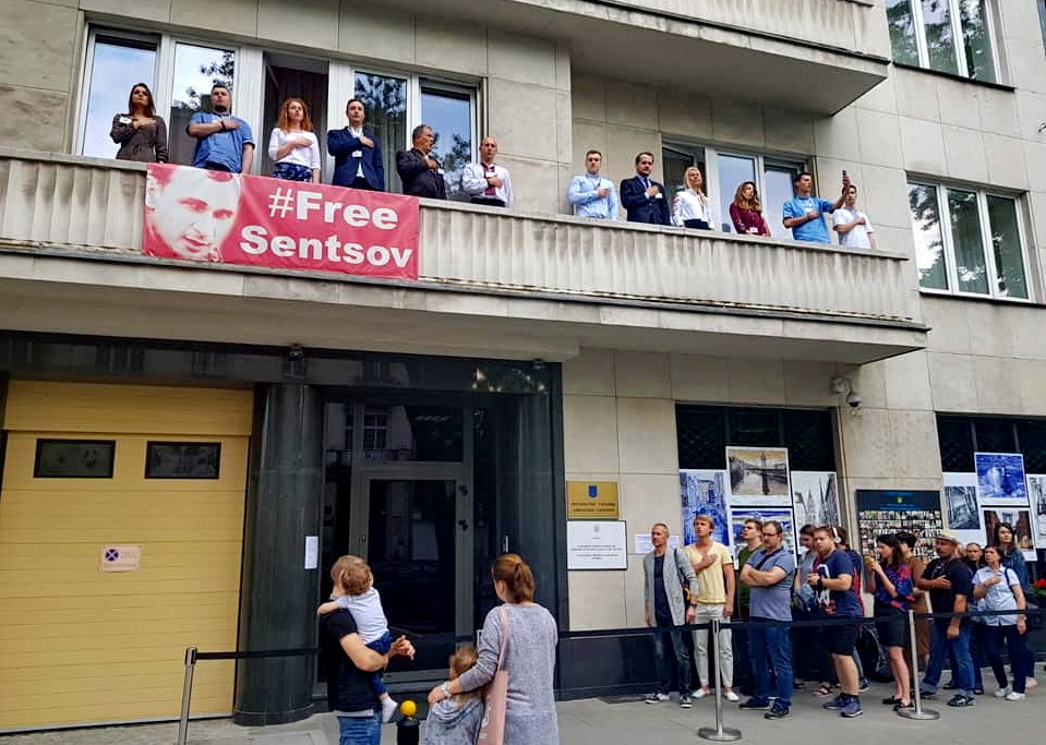 Голосування за кордоном: на дільниці у Варшаві утворилися черги. Фото: А.Дещиця