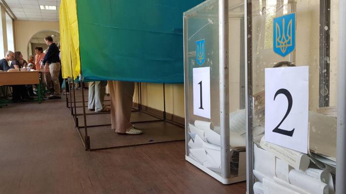 Выборы в Коростышеве «охраняли» вооруженные молодые люди, фото — Ракурс