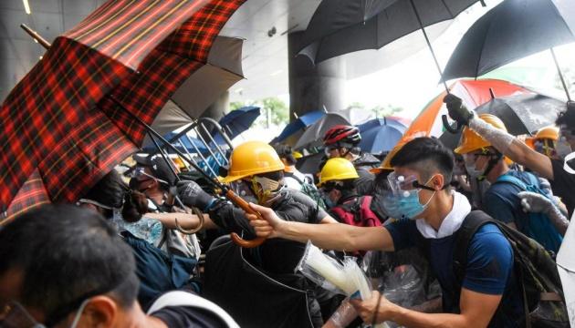 Протести у Гонконзі: на демонстрантів напали, постраждали 36 осіб. Фото: "Укрінформ"