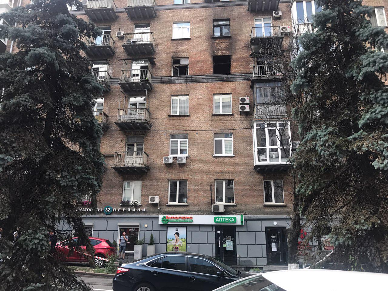 Пожежа в центрі Києва: на Кловському узвозі горів житловий будинок. Фото: Ракурс