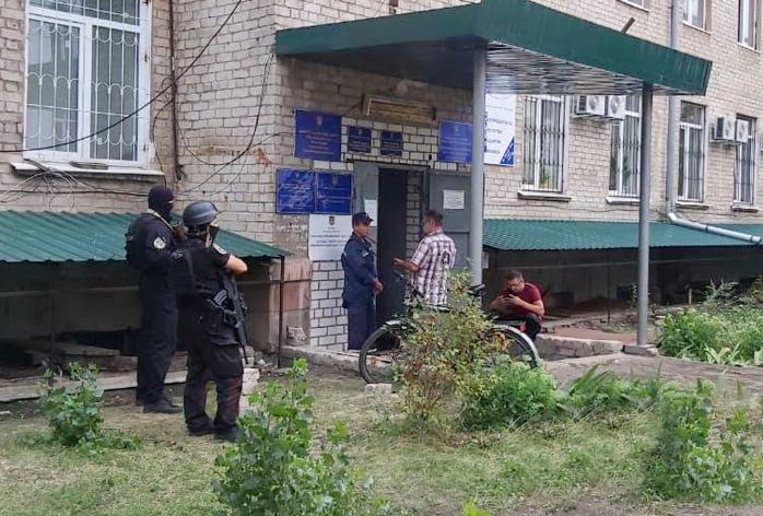 Парламентские выборы: на Луганщине требуют пересчета голосов, а на Донетчину прибыл спецназ. Фото: полиция 
