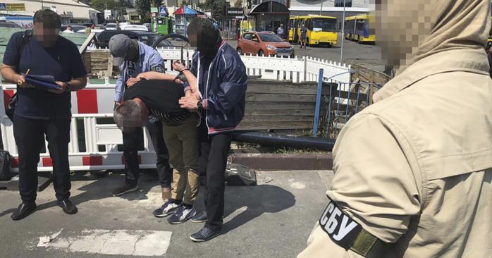 Митника на хабарі затримали в «Борисполі». Фото: СБУ