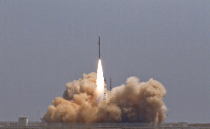 Китай впервые запустил на космическую орбиту два коммерческих спутника. Фото: Twitter - Hani @hanipersian