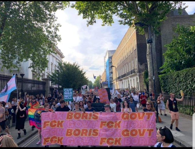 Протест проти Джонсона у Лондоні. Фото: twitter/th00m4s