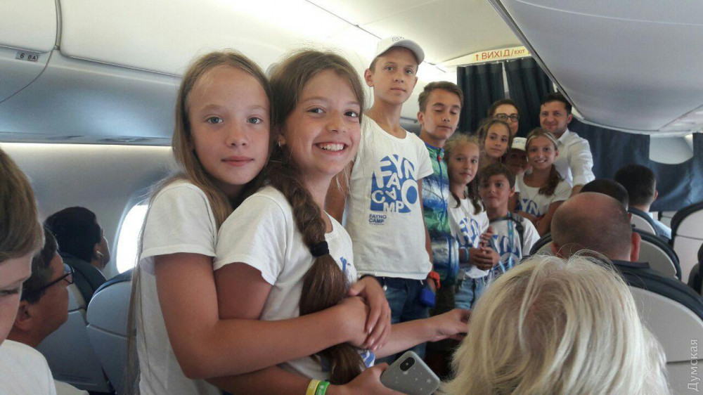 Зеленський сфотографувався зі школярами в літаку. Фото: Думська