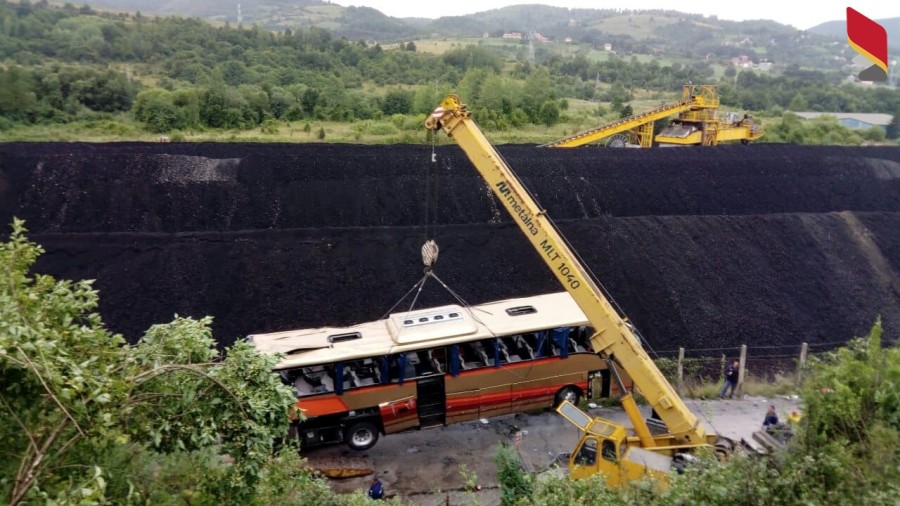 У Чорногорії пасажирський автобус зіткнувся з автомобілем, більше 40 людей постраждали. Фото: RTCG