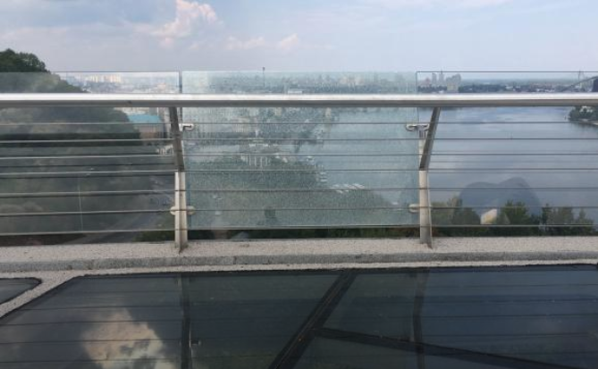 "Мост Кличко": треснула боковая стеклянная страховка. Скриншот с видео "Информатор"