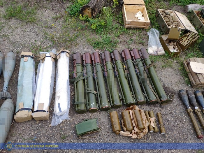 На Луганщині виявили великий арсенал зброї. Фото: СБУ