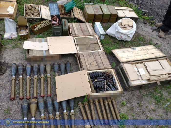 На Луганщині виявили великий арсенал зброї. Фото: СБУ