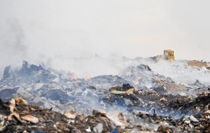 Пожежа на сміттєзвалищі під Полтавою палає другий день. Фото: ТАСС