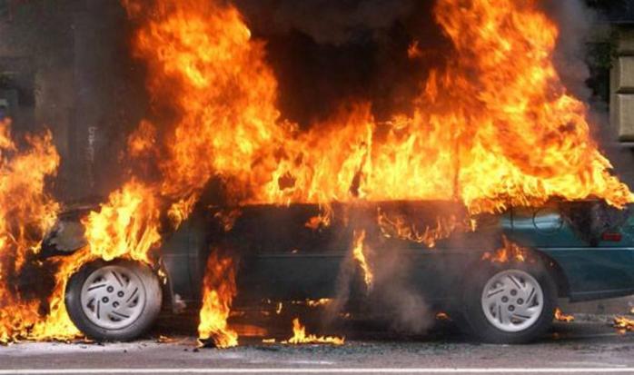 Спалахнула в одну мить: в Одесі пасажири не змогли загасити автівку. Фото: Gorod