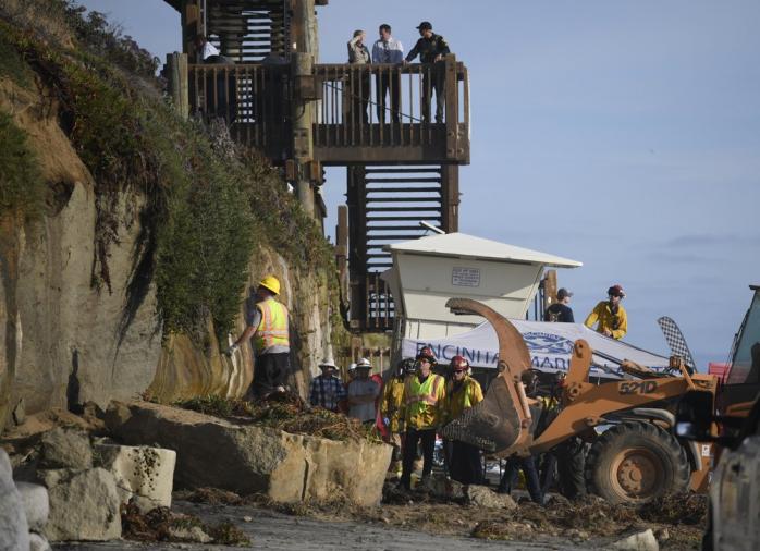 У Каліфорнії обвалилася скеля: є загиблі і поранені. Фото: AP Photo/Denis Poroy