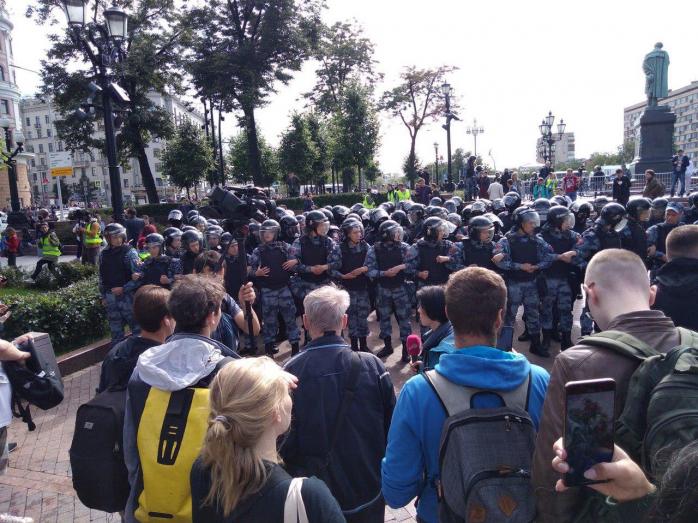 Протесты в России: Росгвардия задержала более 50 несовершеннолетних, 12 человек были ранены. Фото: twitter/Belsat_RU