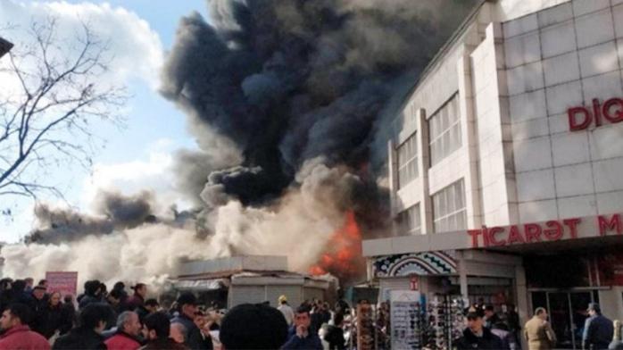 В Баку горит крупнейший торговый центр: пострадали семь спасателей. Фото: twitter/RT