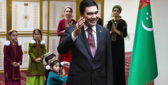 Президент Туркменистана доказал, что не умер, проехавшись на внедорожнике к Вратам ада, фото — ТАСС