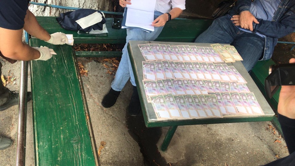 Затримання на хабарі. Фото: прокуратура Київщини