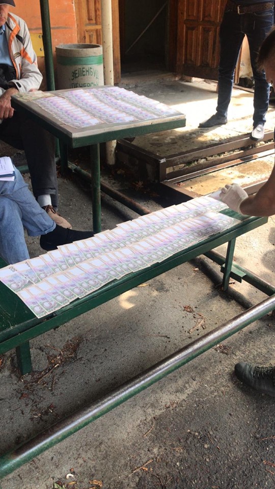 Затримання на хабарі. Фото: прокуратура Київщини