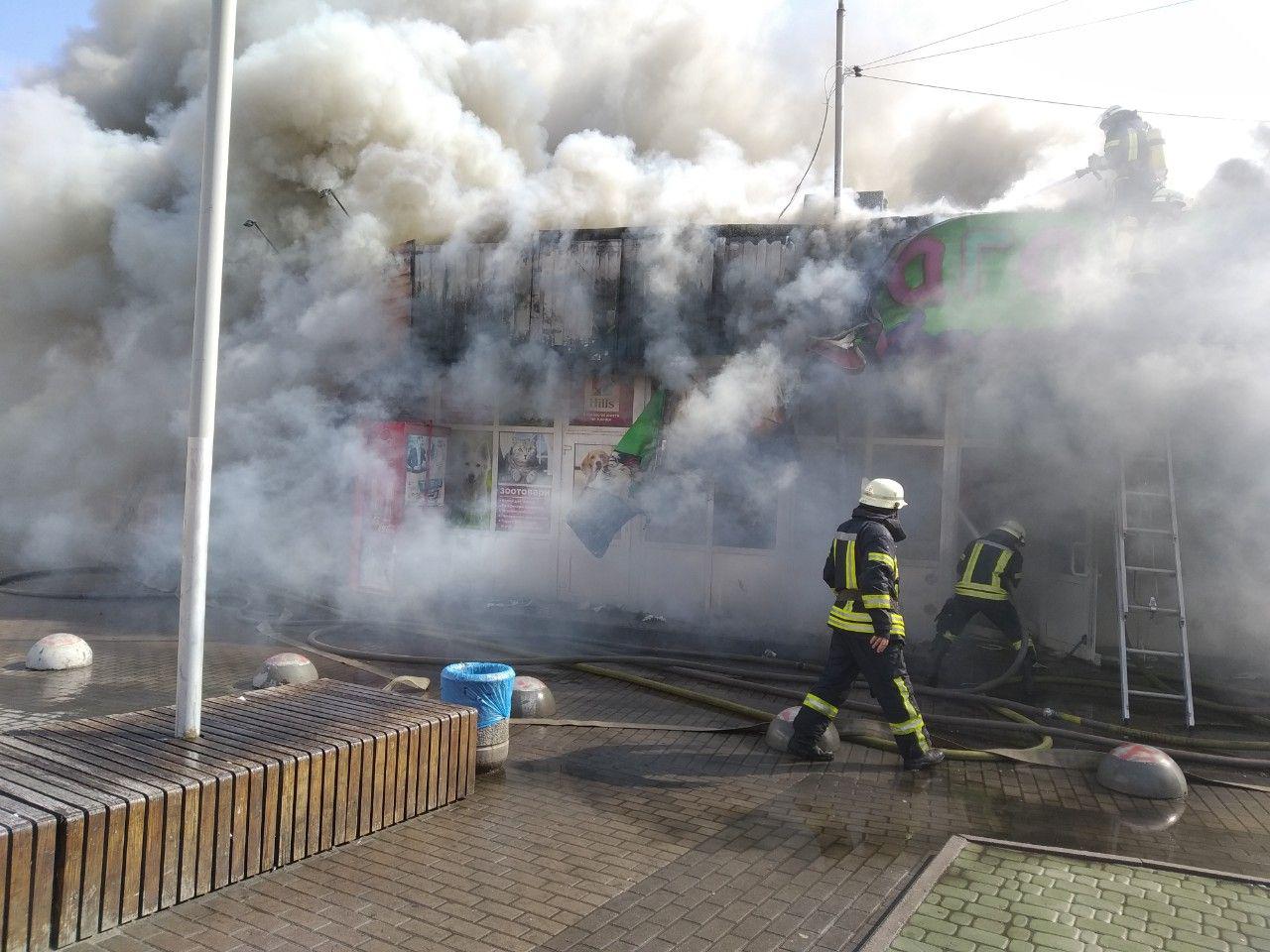 Пожежа в Києві на ринку. Фото: ДСНС