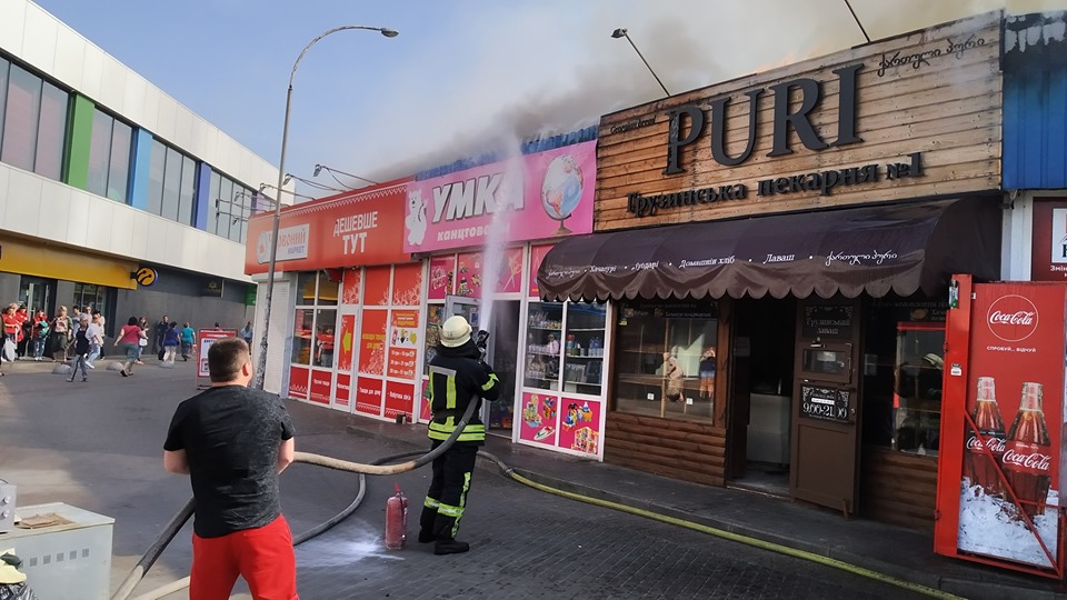 Пожежа в Києві на ринку. Фото: ДСНС