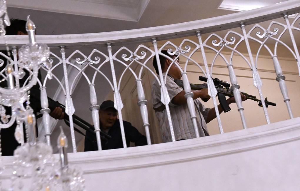 Новости мира: экс-президент Киргизии стрелял в силовиков, которые пришли его арестовать, фото — ТАСС
