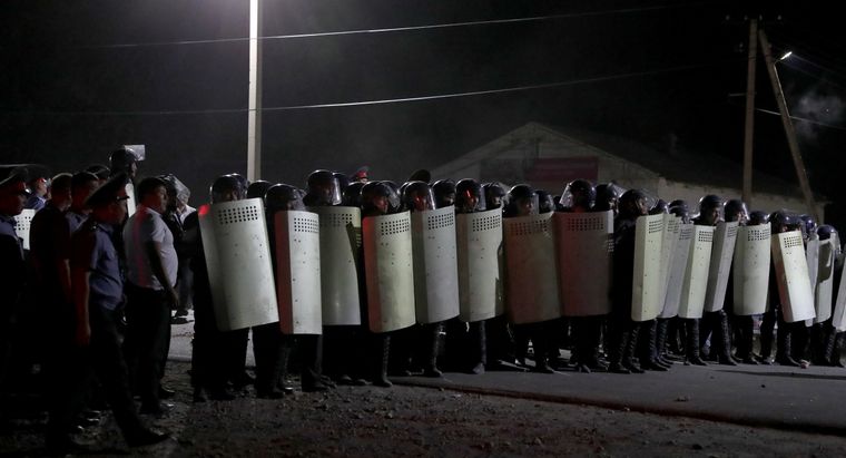 Новини світу: екс-президент Киргизії стріляв у силовиків, які прийшли його арештувати, фото — EPA