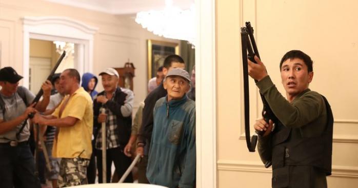 Новини світу: екс-президент Киргизстана стріляв у силовиків, які прийшли його арештувати, фото — EPA