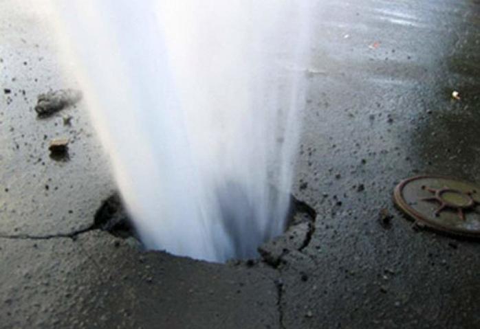 Безкоштовне миття: у Києві прорвало трубу з водою. Фото: NewsOne
