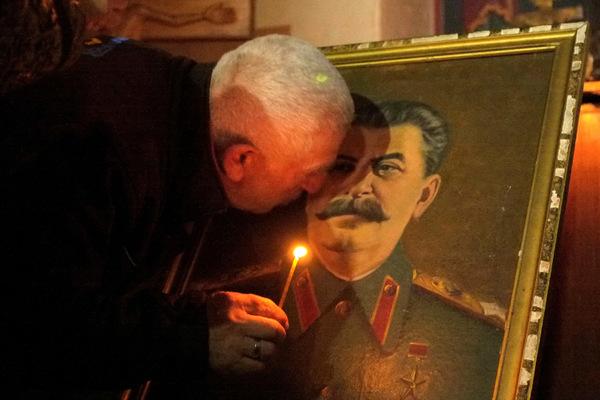 Новости России: экс-следователь Генпрокуратуры РФ инициировал уголовное дело против Сталина, фото — Медуза