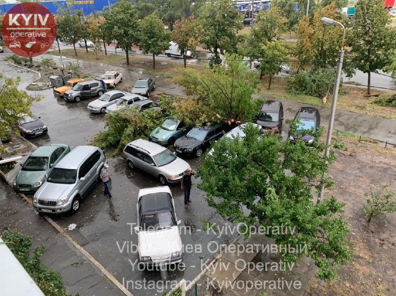 В Киеве масштабный ураган затопил улицы и повалил деревья. Фото: "Киев Оперативный" в Facebook