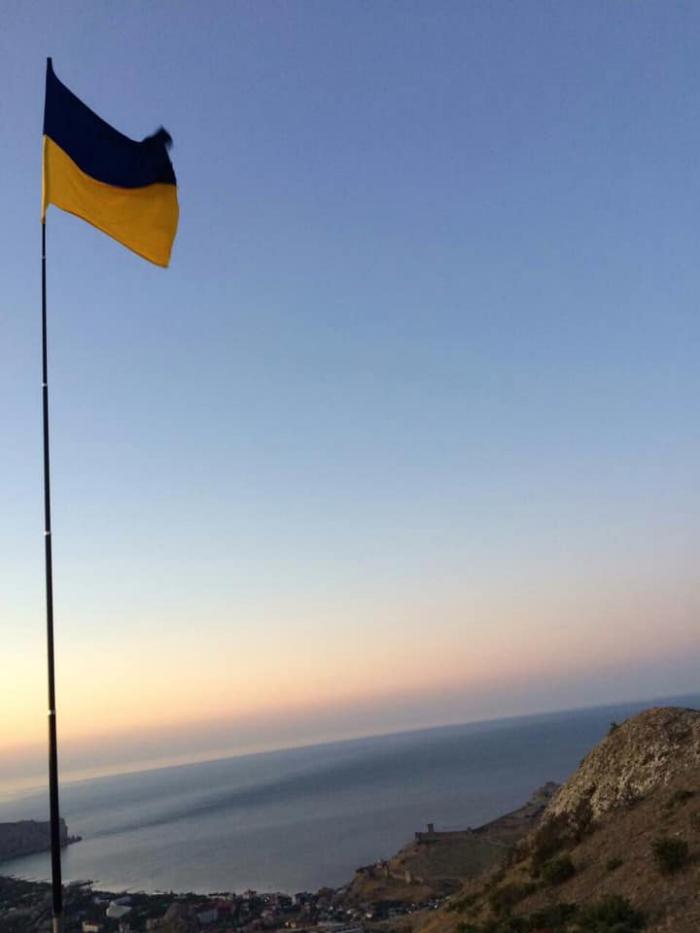 У Судаку підняли прапор України, фото: Богдан Ковальов