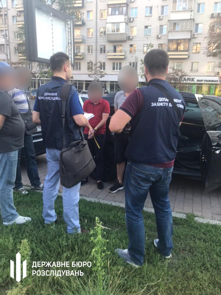 У Києві на хабарі в 5 тис. дол. погоріли два прокурора. Фото: прес-служба ДБР