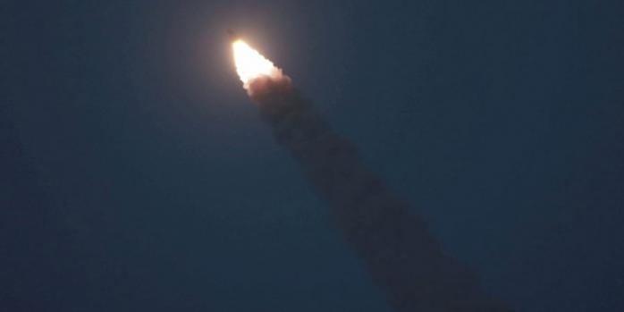Северная Корея продолжает запускать ракеты в Японское море. Фото: REUTERS