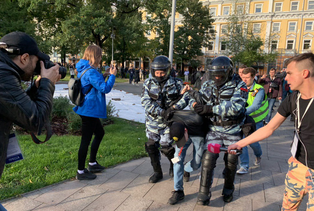 Задержание в Москве. Фото: Дождь, Twitter