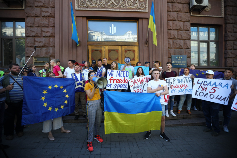 Порошенка допитують у Держбюро розслідувань. Фото: РБК-Україна