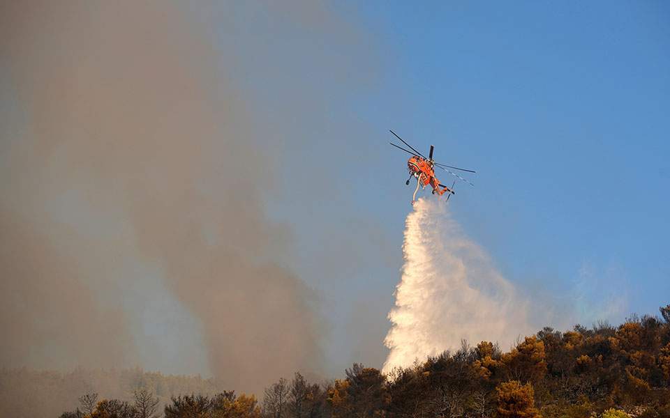 В пригороде Афин бушует масштабный лесной пожар. Фото: Ekathimerini