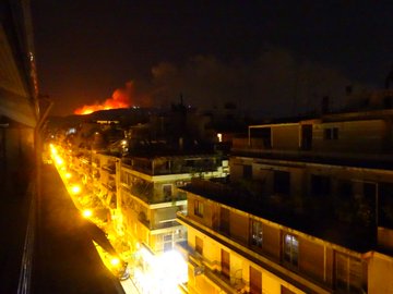 У передмісті Афін вирує масштабна лісова пожежа. Фото: Twitter