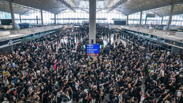 Протести в Гонконзі: авіасполучення з містом припинилося, фото — BBC