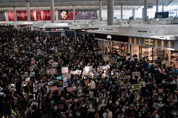 Протесты в Гонконге: авиасообщение с городом прекратилось, фото — BBC