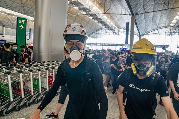 Протесты в Гонконге: авиасообщение с городом прекратилось, фото —- BBC