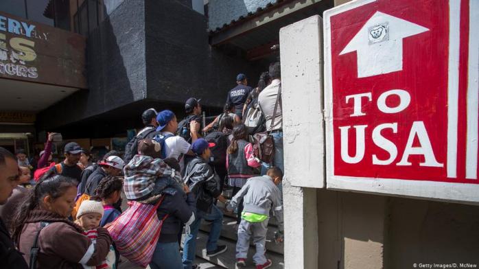 Трамп «закрутил гайки» мигрантам, которые получают соцпомощь в США, фото — DW