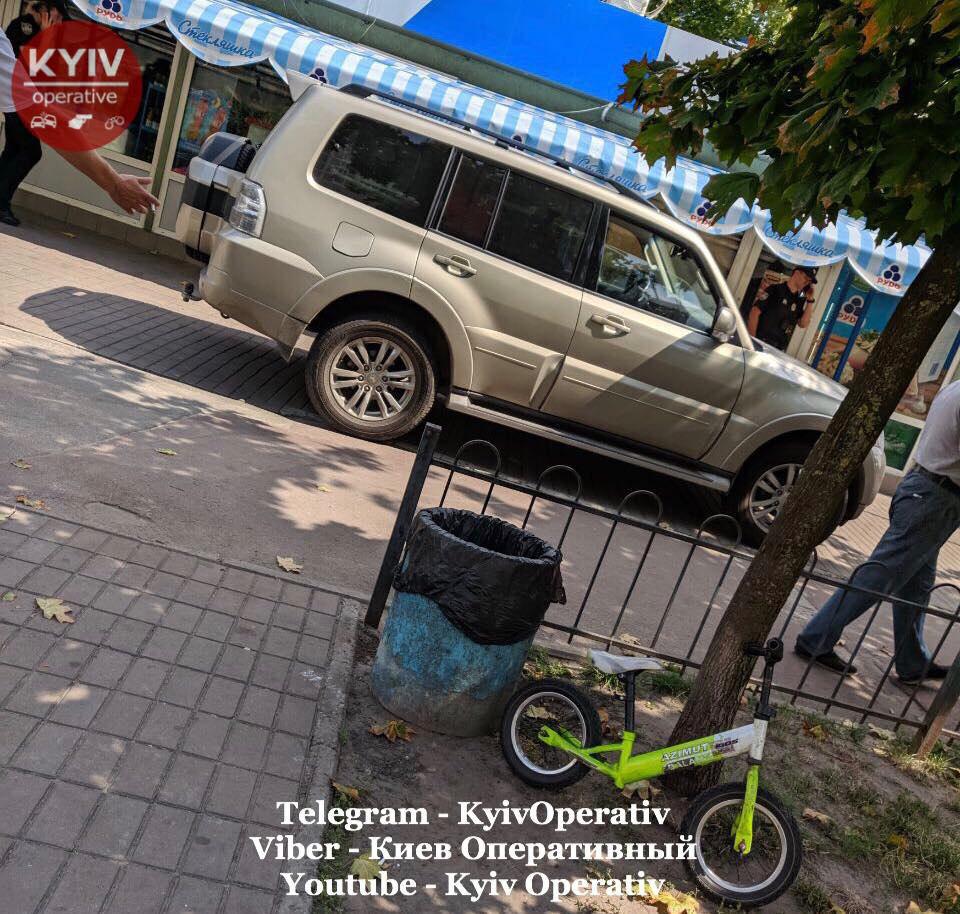 В Киеве лихач на Mitsubishi зацепил ребенка на тротуаре. Фото: Киев Оперативный