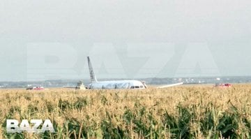 Новини авіації: літак, що летів до Сімферополя, екстрено сів на кукурудзяному полі під Москвою, фото — Baza