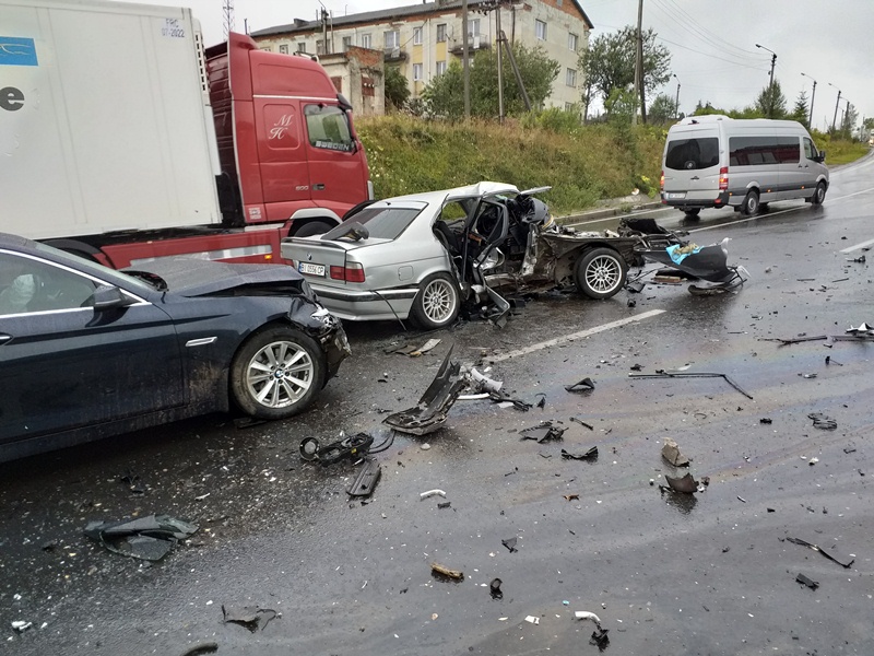 Тройное ДТП во Львовской области: пострадали семь человек. Фото: leopolis.news 