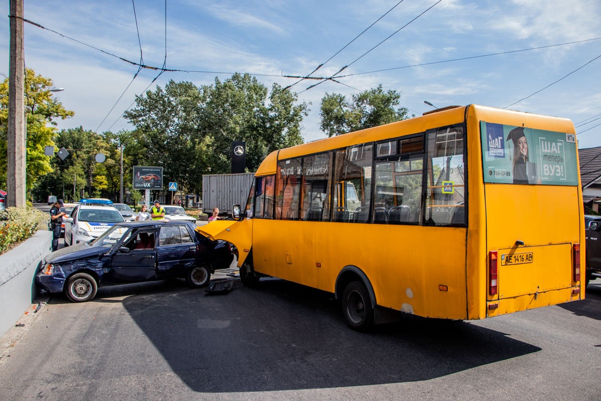 ДТП у Дніпрі: «Славута» протаранила маршрутку з пасажирами. Фото: Інформатор