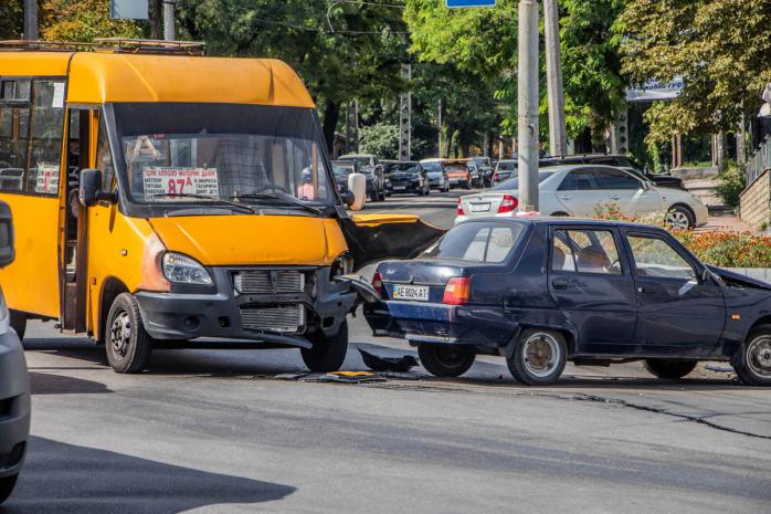 ДТП в Днепре: «Славута» протаранила маршрутку с пассажирами. Фото: Информатор