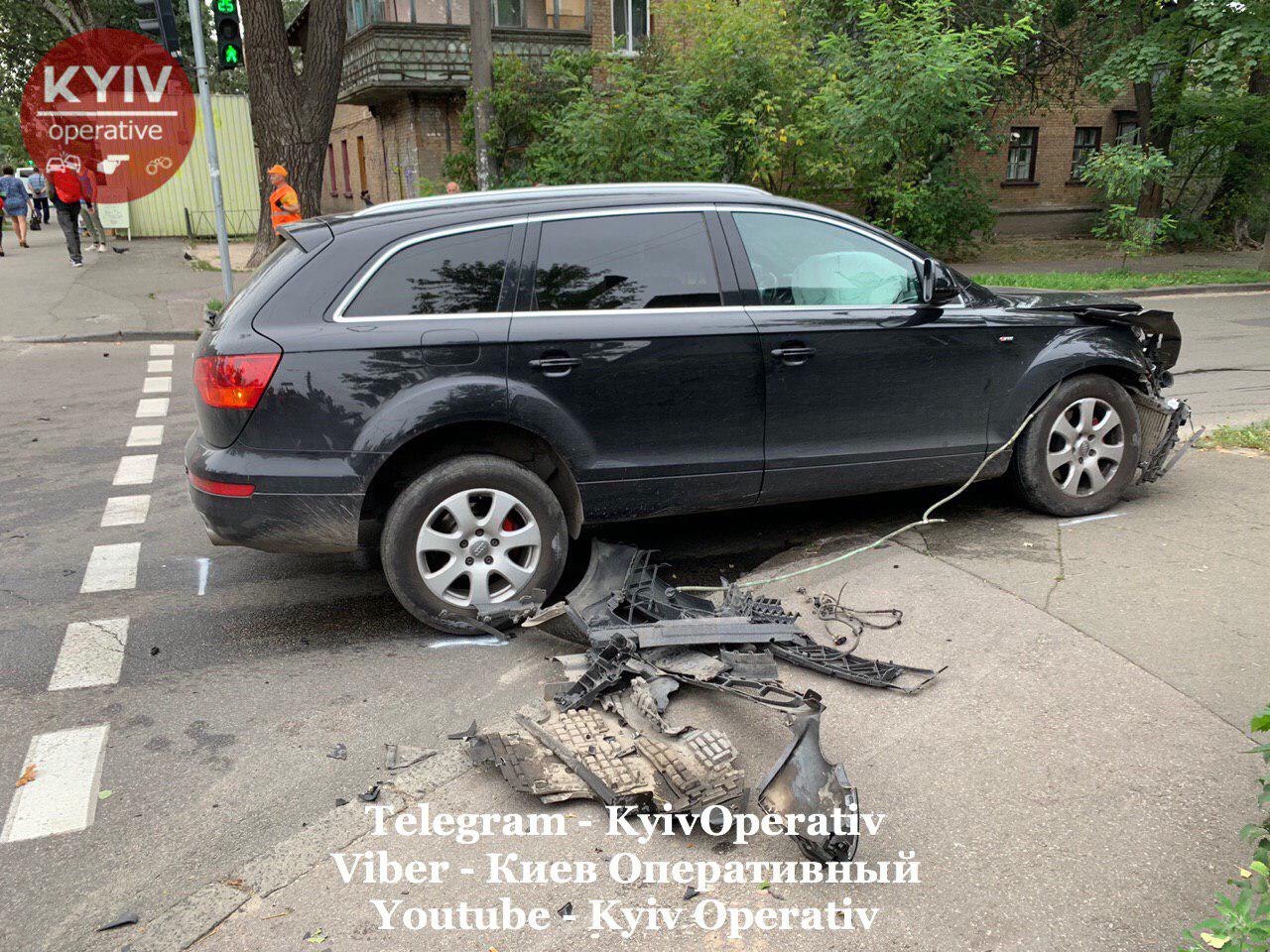 ДТП у Києві: жінка на Audi перекинула поліцейський автомобіль. Фото: Київ Оперативний